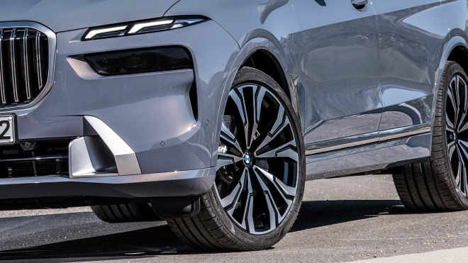 Aktivisté začali ničit pneumatiky SUV současně v 9 zemích včetně Česka, za jedinou noc poškodili 600 aut