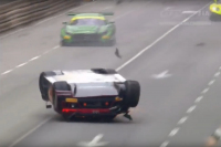 Pro vítězství v závodě si lze dojet i po střeše, s velkou dávkou štěstí (video)