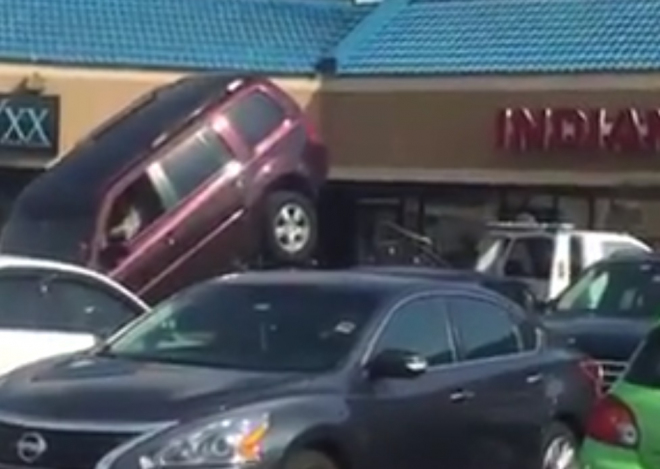 Američan ukázal světu, jak se odtahu auta určitě nebránit (video)