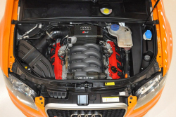 K mání je ďábelská vzpomínka na zlaté časy Audi, křiklavě zbarvená rodinná střela s točivým V8, manuálem a karbon-keramikou