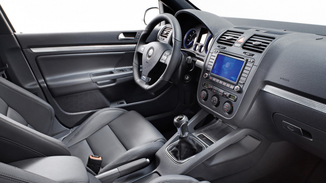 Rýsuje se nový šéf Volkswagenu, který by mohl firmu zachránit. Teď dokonce jezdí s tímto starším VW, ač je to miliardář