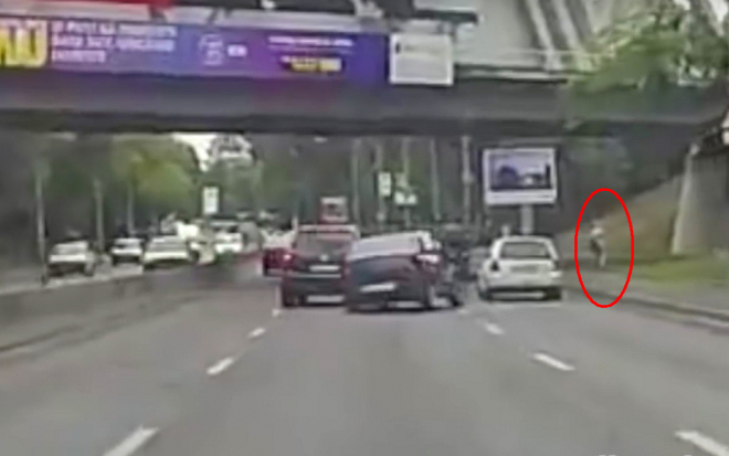 Řidič VW Touareg vytlačil ze silnice Dacii Logan, ta málem srazila chodce (video)