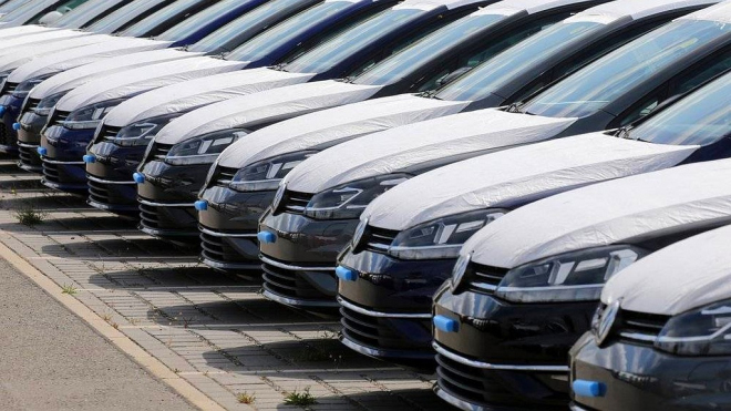 VW má na krku další skandál. Lidem prodal tisíce aut, která měla skončit ve šrotu