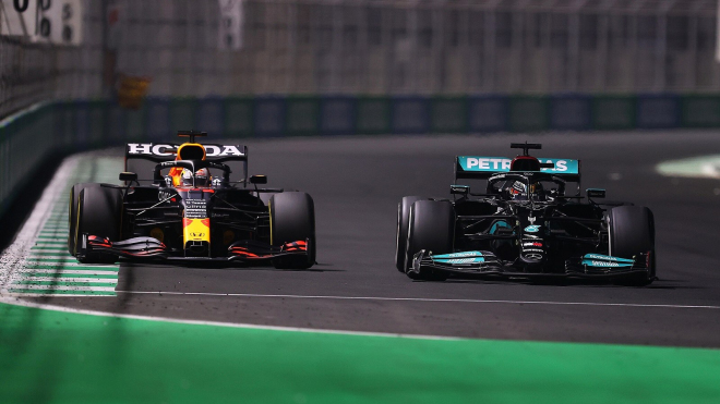 Nadšenec přidal legendárnímu souboji Verstappena s Hamiltonem zvuk motorů V10, výsledek je strhující