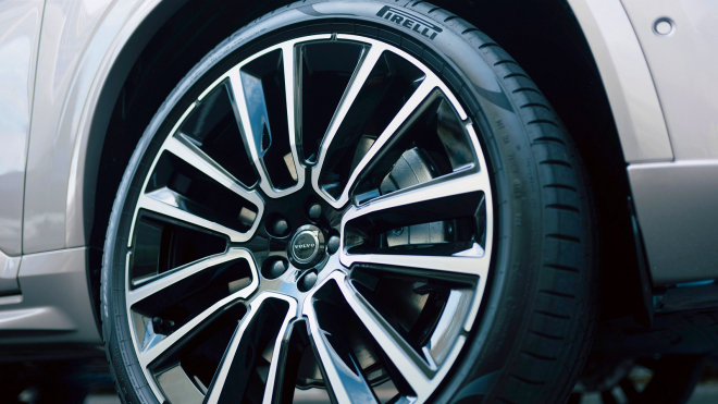 Majiteli zánovního Volva za jízdy selhaly brzdy po aktualizaci software, který měl tento problém řešit. Vše natočil na video