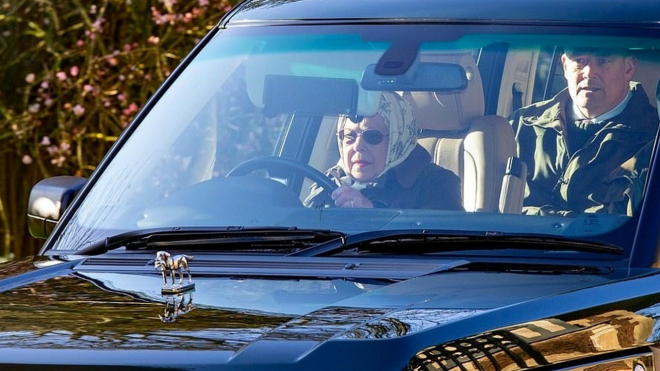 Královna Alžběta II. má na všech autech různé sošky, jen ona je může beztrestně používat