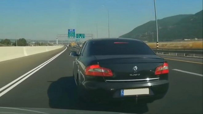 Řidič Škody Superb vybrzďoval na dálnici, vybral si ale hodně špatnou oběť