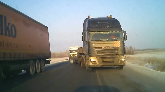 Takto se dá během chvíle vyhnout dvěma čelním střetům s kamiony (video)