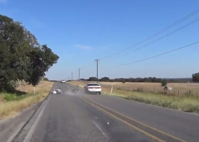 Řidič „vychovávač” poslal k zemi motorkáře, může skončit na 40 let za mřížemi (video)