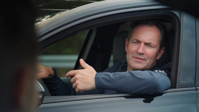 Šéf VW ukázal, že nejenže neumí řídit firmu, neumí řídit ani auto. Kolega z vývoje ho zničil, i když měl pomalejší vůz