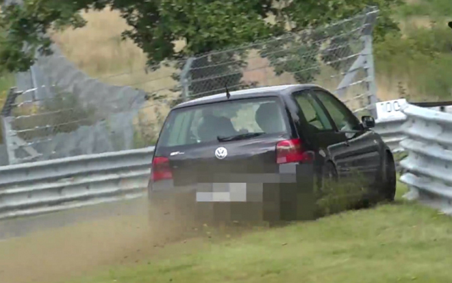 Bizarní nehoda Golfu IV dokazuje, že Nordschleife vážně není pro každého (video)