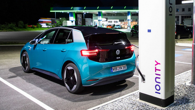 Dobití elektrického VW ID.3 vychází už teď klidně dráž než dotankování nafty. A líp nebude