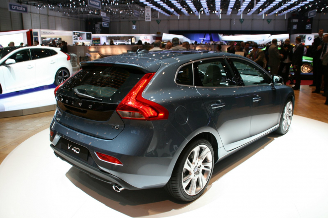Volvo V40 2012 je oficiálně venku, s airbagem pro chodce