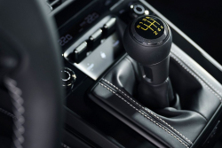 Porsche se asi chce stát králem falše. Po falešném zvuku experimentuje i s falešným manuálem, navíc ani není originální