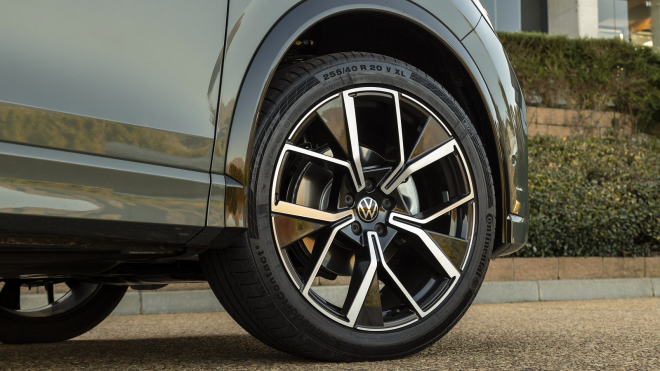 Němci varují před čínským obutím nového VW Tiguan, dostává ho z továrny. Dealer musel stesky nad ním smazat