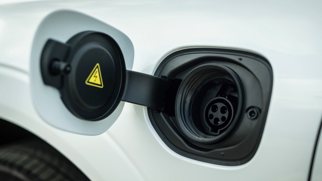 Volvo žádá majitele tisíců dobíjecích aut, aby je okamžitě přestali nabíjet. Hoří, tedy pardon, stíhají je „termální události”
