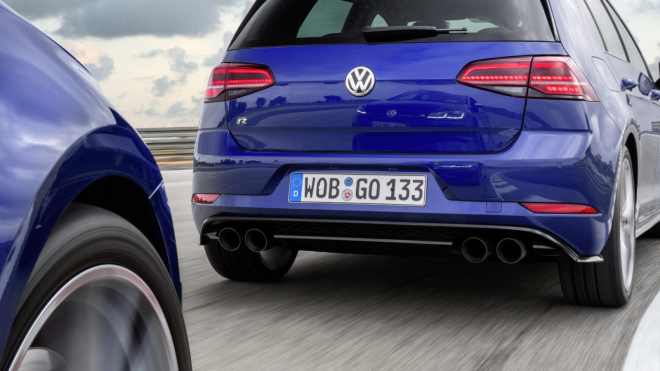Jsou starší Volkswageny nezničitelné? Poslední kvalitní Golf natočili na silnici napůl zbořený, pořád jel dál