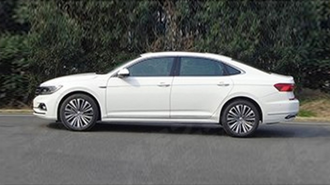 Inovovaný VW Passat nafocen bez špetky maskování v Číně. U nás asi nebude jiný