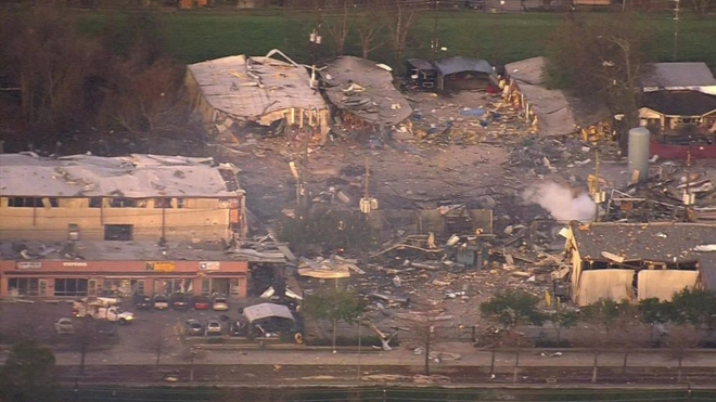 Obrovský výbuch rozmetal renovační dílnu, 17 ceněných aut teď vytáhli ven z trosek