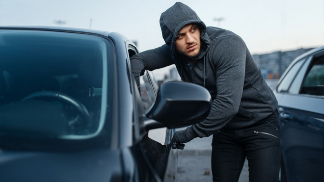 Stačí zařízení za pár desítek korun a vaše auto zmizí beze stopy. Jak ho opravdu ochránit?