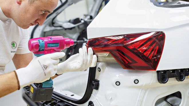 Prodeje aut VW i Škody se dál rychle propadají, firmy přesto nestíhají vyrábět