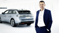 S elektromobily na věčné časy a nikdy jinak! Prodejní šéf VW po všem opakuje matku všech klišé: „Budoucnost je elektrická.”