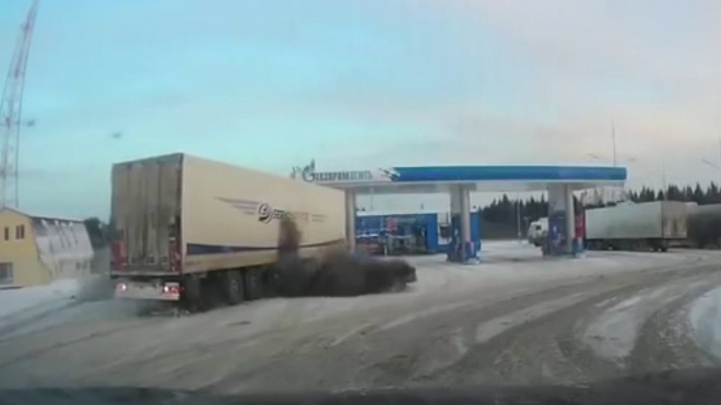 Exploze pneumatiky kamionu může být i takhle obrovská rána (video)