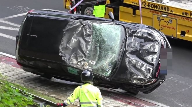 VW Polo GTI po nehodě na Ringu skončilo na střeše, i tak mu šly zavřít dveře (video)