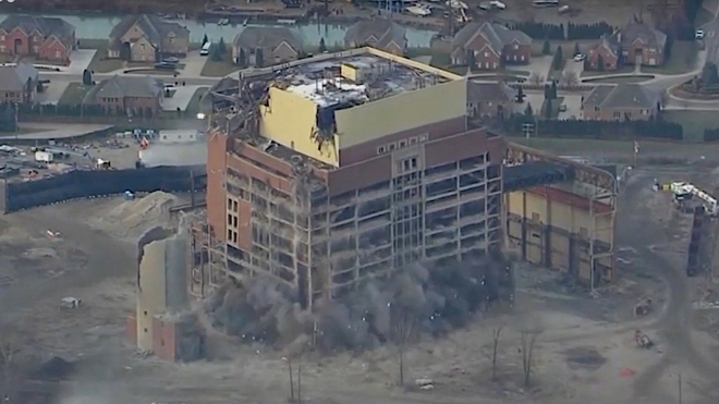 Ve městě aut dynamitem odpálili tradiční průmyslovou stavbu, náhrada bude typická