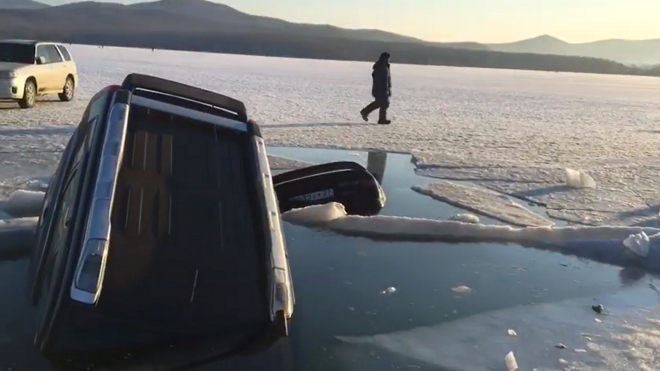 30 rybářů si myslelo, že led přes varování udrží jejich auta, do jednoho se mýlili
