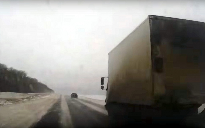 Pro připomenutí: když je na silnici sníh, je vhodné ubrat (video)