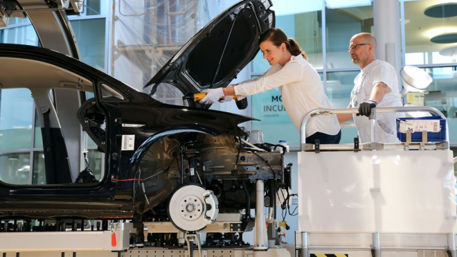 VW nechává obyčejné lidi vyrábět nová auta a ještě je za to nechá zaplatit