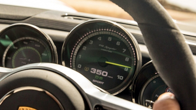 Srážka s 60m stromem nejlépe ukazuje, že výkonnější auto může být bezpečnější než slabší