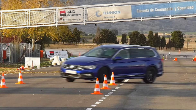Faceliftovaný VW Passat kombi nezvládl losí test, předvedl velmi neobvyklé chování