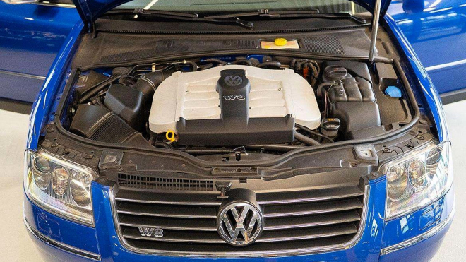 Dechberoucí, dodnes sotva jetý VW Passat W8 kombi s ručním řazením může být váš, je to dokonalé memento doby