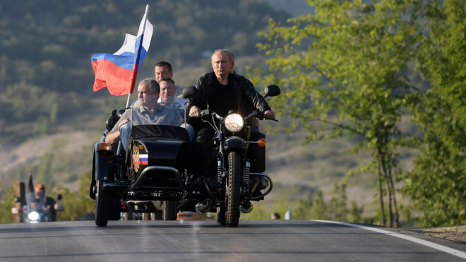 Občané si stěžovali, že Putin jezdil na motorce bez přilby, policie je rychle uzemnila