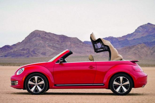 VW Beetle Cabriolet 2013: německé ceny a pár nových fotek se střechou v akci