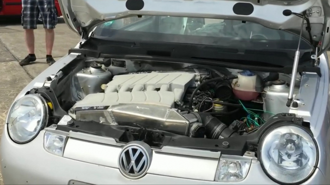 Šílenec napěchoval do malého VW dva motory W12. Tohle monstrum má 900 koní