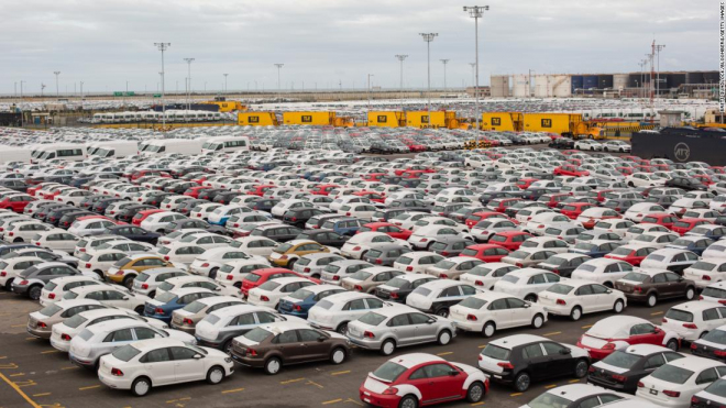 VW u jedné ze svých továren chránil auta děly, teď jej žalují o skoro 83 milionů