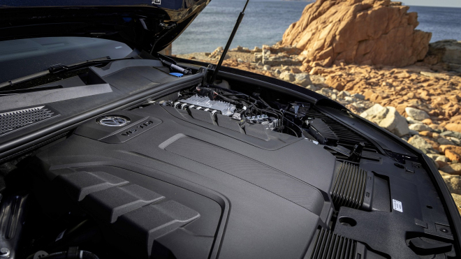 Vrcholně luxusní SUV Volkswagenu se jako lidový vůz ani netváří, jako neprůstřelná ojetina se jím ale stává
