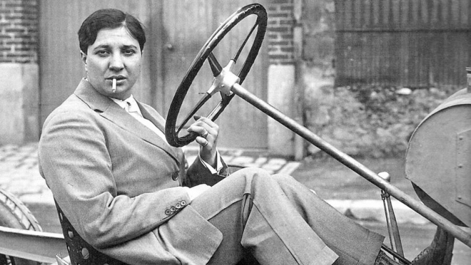 Tato žena si nechala odstranit prsa, aby mohla závodit s auty. Její ctižádost ji ale zlomila vaz