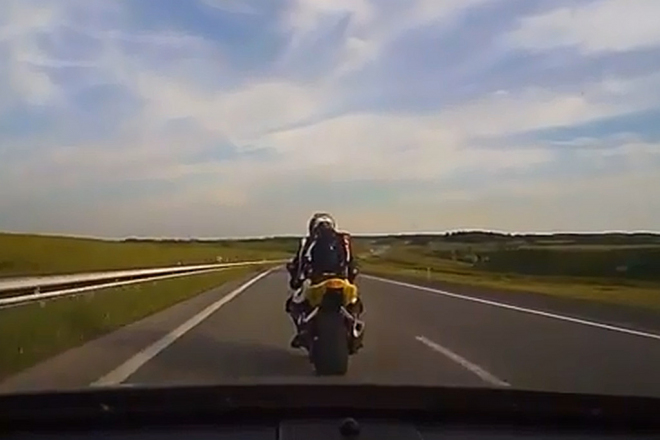 Vybrzďovat motorkou auto vážně není dobrý nápad (video)