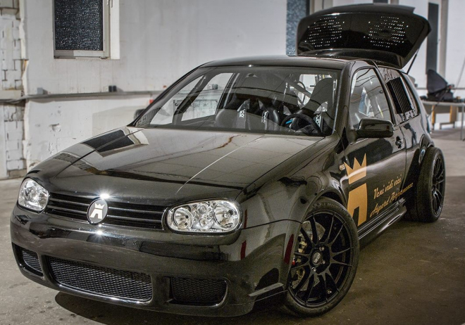 VW Golf IV s motorem V10 Lamborghini má 1 500 koní na 900 kg