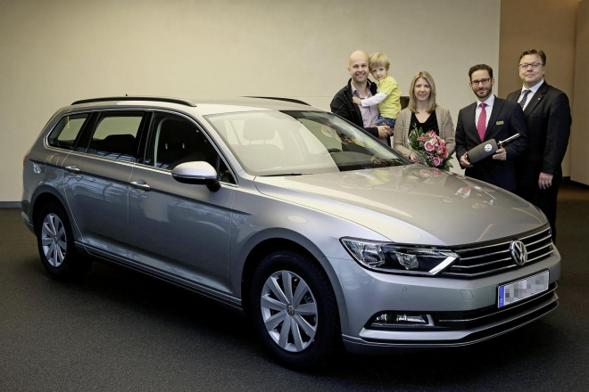 VW předal nový Passat prvnímu zákazníkovi, dal si docela načas