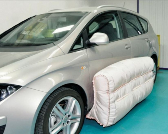 Auta dostanou další airbagy. Dovnitř se už nevejdou, TRW proto vyvinulo vnější
