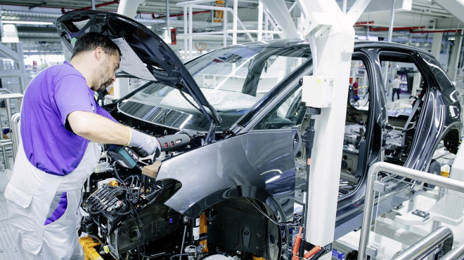 VW na tři roky sebral všem zaměstnancům prémie, chce tak ušetřit pětinu mzdových nákladů a omezit propouštění