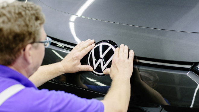 Víc peněz než v Mercedesu, dovolená 36 dnů: Němci uprostřed krize VW odhalili mzdy zaměstnanců, chtějí ještě víc
