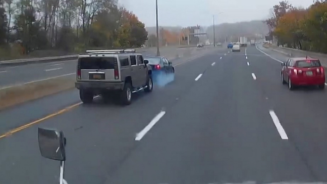 Řidič Hondy zkusil na dálnici vybrzdit Hummer, dobrý nápad to vážně nebyl