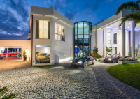 K mání je vila pro zámožné nadšence do aut. Pojme 20 vozů, vidět jsou odevšad