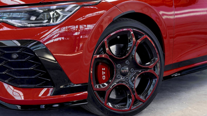 VW to u rekordního Golfu, který nikdo jiný jako rekordní neuznává, trochu přehnal s červenou. Auto vypadá jako rtěnka na kolech